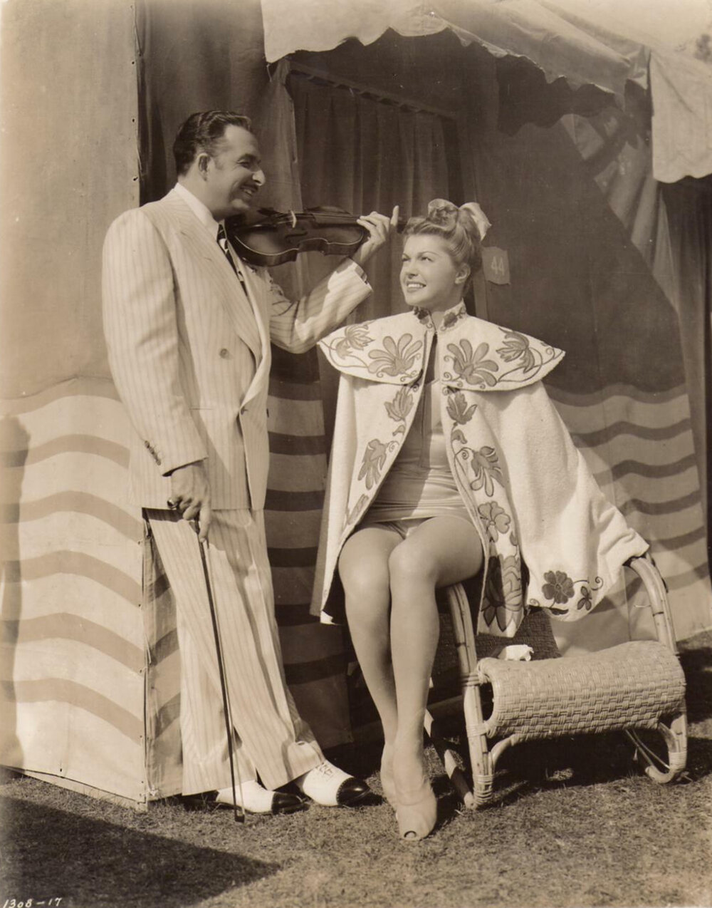 1944.出水芙蓉.彩色 国英双语 高清 美国喜剧歌舞 豆瓣8.5 Bathing.Beauty.DVDRip.X264.ac3