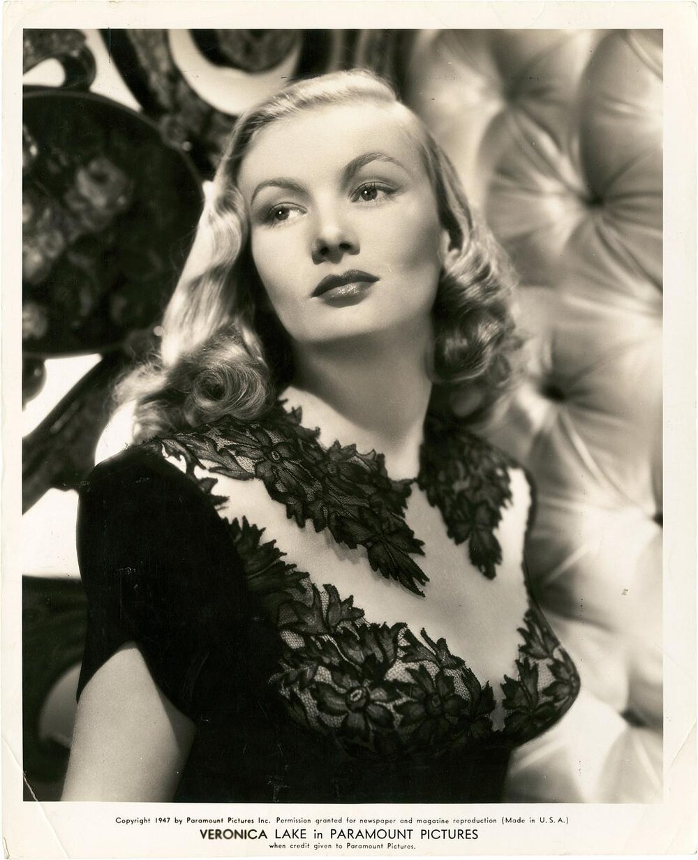1946.蓝色大丽花 黑白中字 美国悬疑黑色 高清 豆瓣6.6 The Blue Dahlia