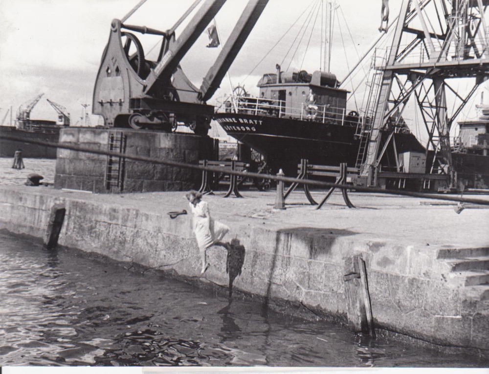 1948.爱欲之港 黑白 中字 瑞典剧情 高清 豆瓣 6.9 Port.of.Call.D9.CC.MiniSD-TLF